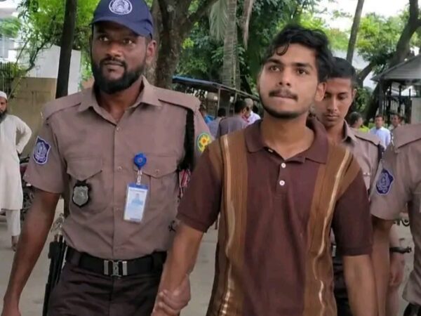 ‘আপা আছি’ বলা অপরাধ! সাবেক শিক্ষামন্ত্রী দীপু মনির প্রিজন ভ্যানের পেছনে ছুটে চলা ১৯ বছরের কিশোরকে সন্ত্রাসবিরোধী আইনে গ্রেপ্তার