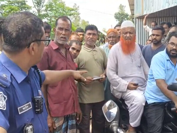 ভুরুঙ্গমারিতে কৃষকদের সার বিক্ষোভ, খালেদার আমলে ১৯৯৫ সালের ‘কৃষক হত্যা’ স্মরণ করিয়ে দিচ্ছে! সার-বিদ্যুৎ-জ্বালানী নিয়ে “আই হ্যাভ অ্যা প্ল্যান” সাহেবের প্ল্যান কি?