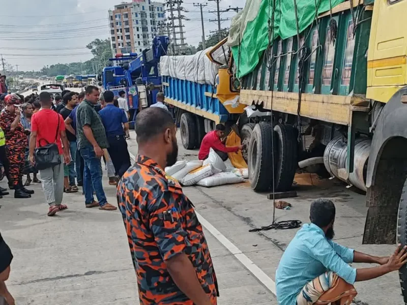 বগুড়ায় দাঁড়িয়ে থাকা ট্রাকে আরেকটি ট্রাকের সজোরে ধাক্কা, নিহত ৩
