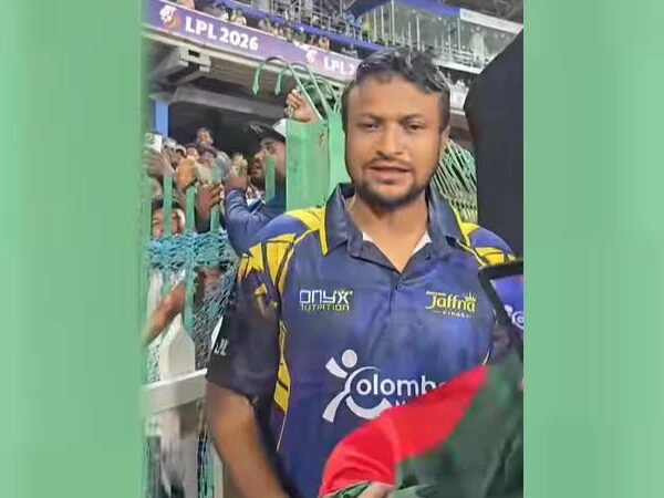 শ্রীলঙ্কার মাটিতে বাংলাদেশি ভক্তের লাল-সবুজ পতাকায় সাকিবের অটোগ্রাফ!