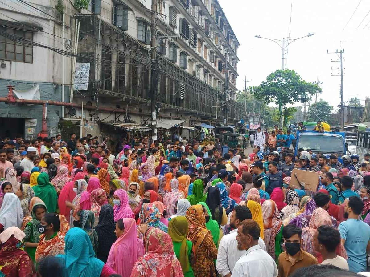 বকেয়া বেতনের দাবিতে চট্টগ্রামে বিক্ষুব্ধ পোশাক শ্রমিকদের সড়ক অবরোধ!