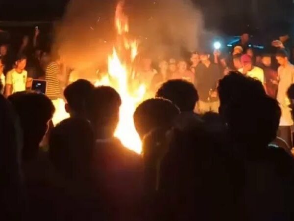তীব্র গরমে ঘণ্টার পর ঘণ্টা লোডশেডিং: সিলেট-সুনামগঞ্জ মহাসড়কে আগুন জ্বালিয়ে বিক্ষোভ!