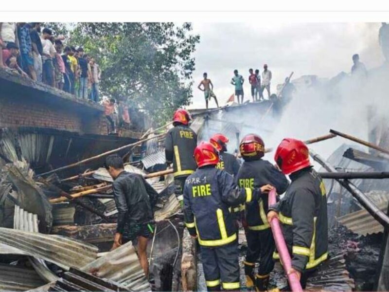রাজধানীর শ্যামলীতে টিনশেড বসতঘরে ভয়াবহ আগুন
