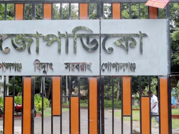 একদিকে আকাশছোঁয়া বিদ্যুৎ বিল, অন্যদিকে অসহনীয় লোডশেডিং! ক্ষুব্ধ গ্রাহকের হামলার আশঙ্কায় বিদ্যুৎ অফিস, নিরাপত্তা চেয়ে পুলিশকে চিঠি