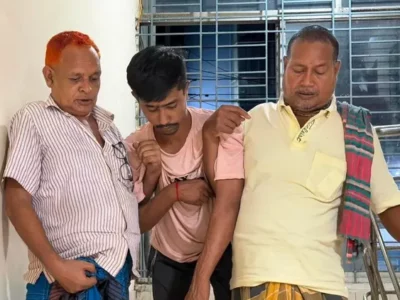 ডিবি অফিসে নেয়া হলো সিদ্ধার্থর বাবা এবং ভাইকে! গেলেন সুস্থ, ফিরলেন মাজা ভাঙা নিয়ে