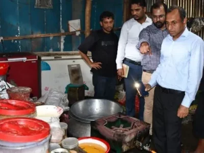 পোড়া তেল ও বাসি খাবারের অভিযোগে পতেঙ্গার ৩ প্রতিষ্ঠানে ৯০ হাজার টাকা জরিমানা