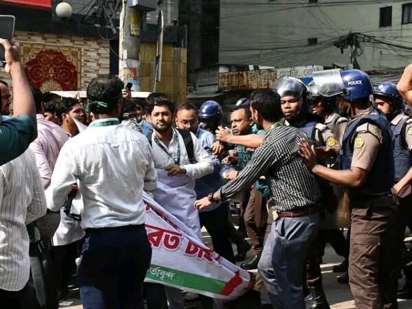 মতিঝিলে ইসলামী ব্যাংকের সামনে গ্রাহক ফোরাম ও চাকরিচ্যুতদের মধ্যে তীব্র মারামারি!