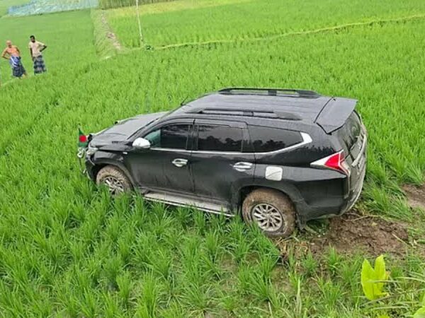 নিয়ন্ত্রণ হারিয়ে প্রতিমন্ত্রীর গাড়ি ধানখেতে, স্ত্রীসহ আহত পথচারী