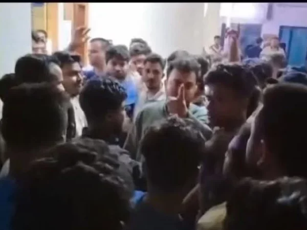 “দ্বিতীয় মাহদী হাসান”! ‘থানার ইট খুলে নিবো’- ওসির রুমের সামনে দাঁড়িয়ে হুমকি এনসিপি নেতার, ওসি বললেন ‘আমি শুনিনি’