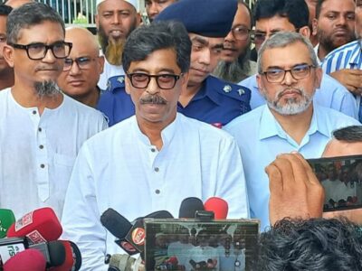 সার না পেয়ে কৃষকের ক্ষোভের আগুন ছড়িয়ে পড়ছে! এদিকে কৃষিমন্ত্রী বলছেন, ‘সারের সংকট নেই’, মিষ্টি কথায় চিড়ে ভিজবে?