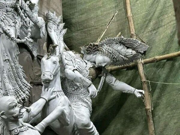 ‘প্রতিমা ভাঙচুর-হামলা’ মানেই ‘হিন্দুদের দুর্গাপূজা আসছে!’ কি নির্মম পূর্বাভাস?! কবি নজরুল তুমি করিয়াছো ভুল..