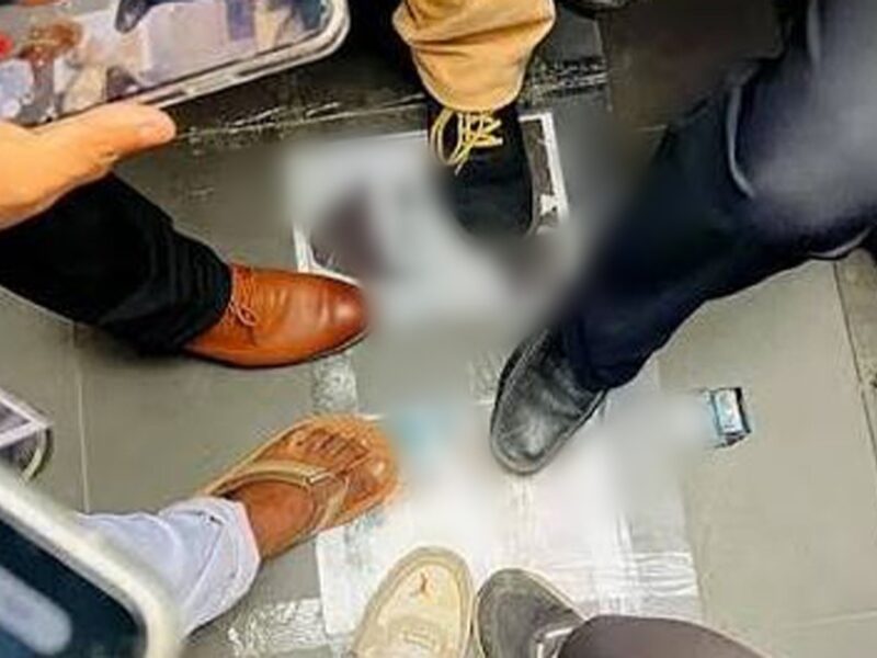 ডাকসুর ফ্লোরে জিন্নাহ-গোলাম আযমের ছবি! চলছে পদদলিত কর্মসূচি