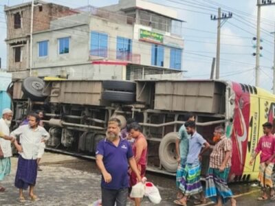 নিয়ন্ত্রণ হারিয়ে মাহিন্দ্রা ও অটোরিকশাকে ধাক্কা দিয়ে উল্টে গেল বাস, মারা গেলেন ২ জন