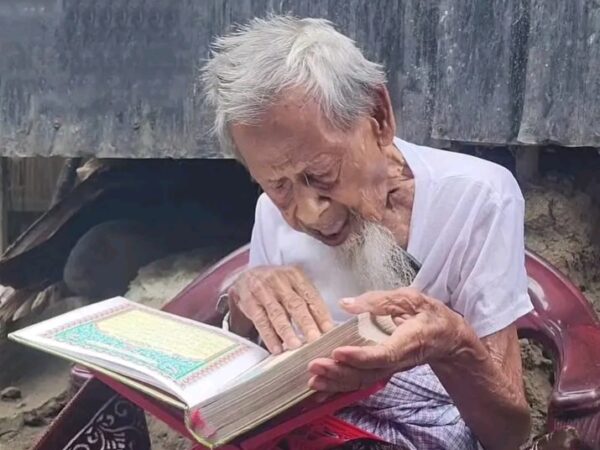 ব্রিটিশ-পাকিস্তান ও ভাষা আন্দোলনের সাক্ষী ১২৩ বছর বয়স্ক আব্বাস প্রামাণিক, এই বয়সেও চশমা ছাড়াই পড়েন কোরআন