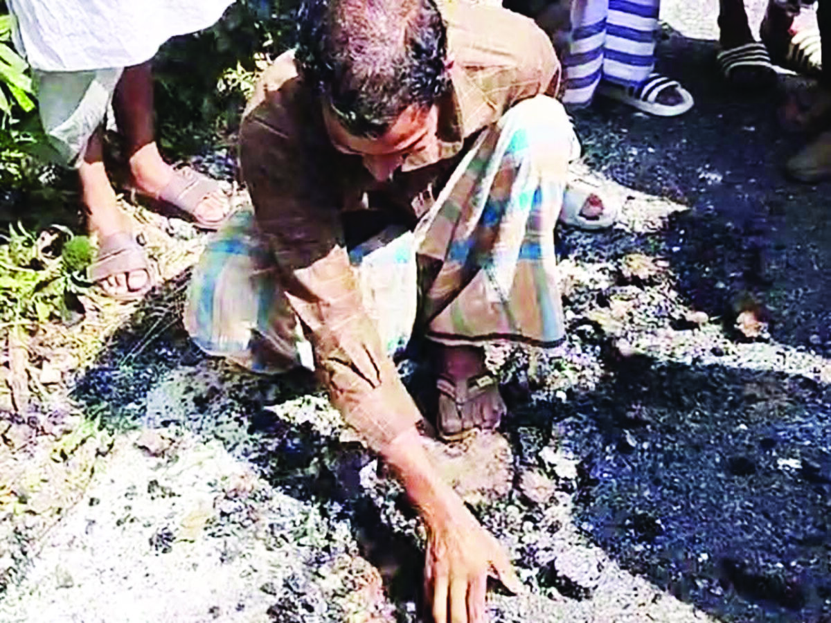 ৪০ লক্ষ টাকার সড়কে আঙুলের খোঁচা দিলেই উঠে আসছে কার্পেটিং!