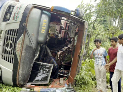 ঝিনাইদহে যাত্রীবাহী বাস উল্টে বড়সড় দুর্ঘটনা! আহত ২০