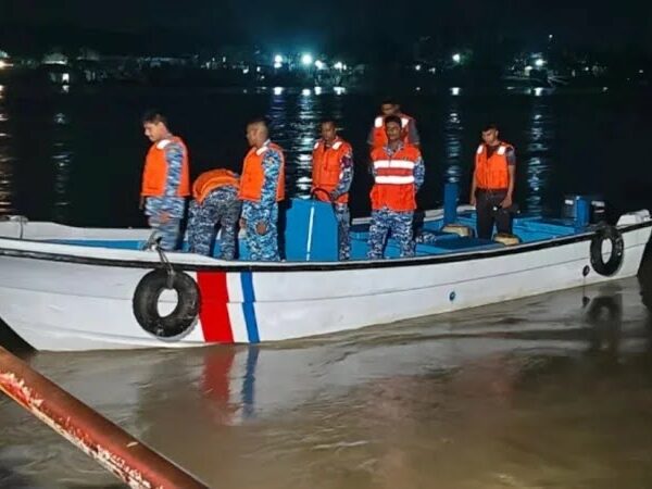 মাঝনদীতে ফেরির ধাক্কায় ডুবলো ট্রলার, অল্পের জন্য রক্ষা ৩০ যাত্রী
