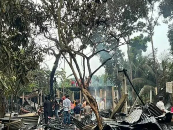 লক্ষীপুর জেলার রায়পুরে পেট্রল ছিটিয়ে ১১ বসতঘরে আগুন, এক রাতেই নিঃস্ব বহু পরিবার