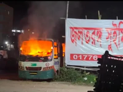 মোহাম্মদপুরে পার্কিং করা মিডলাইন বাসে আচমকা আগুন! পুলিশ বলছে যান্ত্রিক ত্রুটি