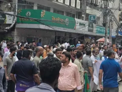 ইসলামী ব্যাংকের সামনে চাকরি ফেরত চেয়ে অবস্থান, গ্রাহকদের পাল্টা কর্মসূচি!