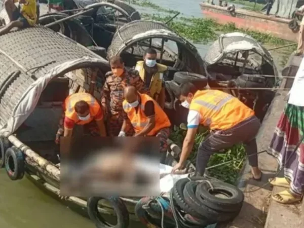 মেঘনায় মর্মান্তিকভাবে ট্রলার ডুবি: দুদিন পর মিলল ৩ লাশ, এখনো নিখোঁজ ১