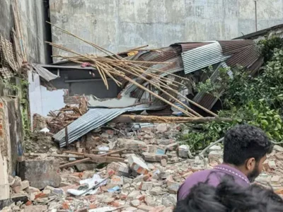 মিরপুরে মধ্যরাতে টিকাদান কেন্দ্রে হামলা, ভেঙে ফেলা হলো পুরো ভবন! টিকাদানের সরকারি নথি থেকে শুরু করে প্রচুর জিনিস লুটপাট