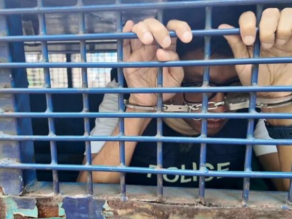 ‘জং ধরা হ্যান্ডকাফে রক্তাক্ত হাত’ বলে ভি চিহ্ন দেখালেন পলক!
