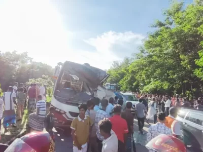 এক্সপ্রেসওয়েতে দাঁড়িয়ে থাকা বাসে সজোরে ধাক্কা মারলো তীব্রগতির আরেক বাস, নিহত ৩