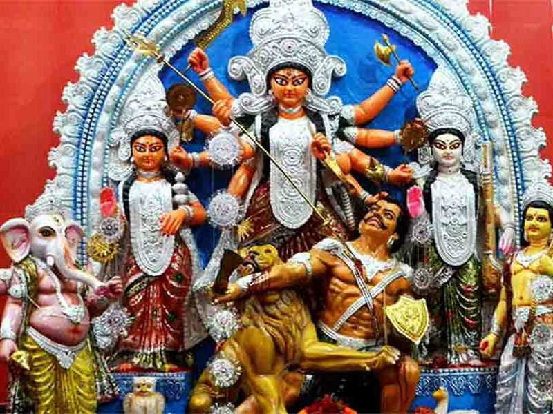 হাতেগোনা দিন মাত্র বাকি! দুর্গাপূজার প্রতিমায় শেষ আঁচড়ে ব্যস্ত কারিগররা
