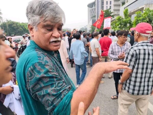 এনসিটি পরিচালনা ডিপি ওয়ার্ল্ডকে দেওয়ায় বিক্ষোভ: পুলিশি হামলার শিকার সিপিবি সভাপতি সাজ্জাদ জহির চন্দন, সাবেক ছাত্রনেতা ও ক্ষেতমজুর সমিতির নেতা মনিরুজ্জামান মিলনসহ অনেক নেতাকর্মী