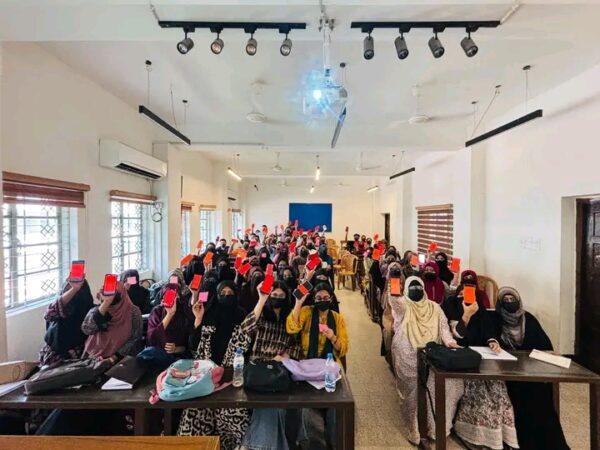 ‘নিকাব’ ঘটনার ঘটনার পানি গড়িয়েই চলেছে! ঢাকা বিশ্ববিদ্যালয়ের  শিক্ষক তাসনিম সিরাজকে এবার লাল কার্ড দেখালেন শিক্ষার্থীরা