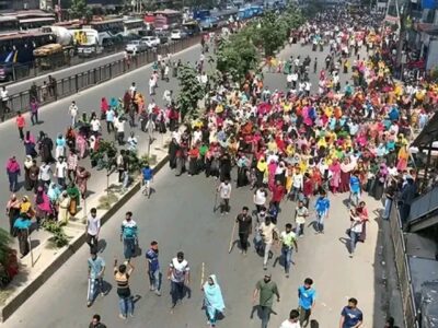 বকেয়া বেতন, মজুরি বৃদ্ধির দাবিতে উত্তরায় আজও পোশাক শ্রমিকদের সড়ক অবরোধ, যানচলাচল বন্ধ