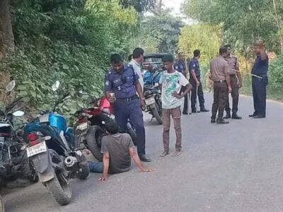 কক্সবাজার সড়কে প্রকাশ্যে অস্ত্র হাতে  নিয়ে ডাকাতি! ৫০ থেকে ৬০ টি গাড়িতে লুটপাট