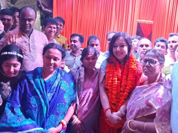 দুর্গাপুজোয় মণ্ডপে ঘুরে সনাতনীদের সাথে আনন্দ উপভোগ করলেন রুমিন ফারহানা