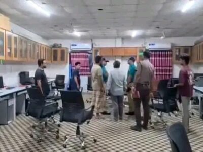 হাজারীবাগে কুরিয়ার সার্ভিসে সন্ত্রাসীদের তাণ্ডব: ভাঙচুর, লুটপাট, চাঁদার হুমকি