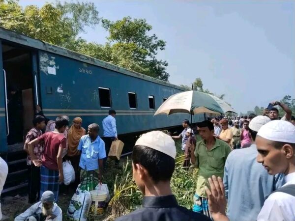লাকসামে কর্ণফুলী কমিউটার লাইনচ্যুত