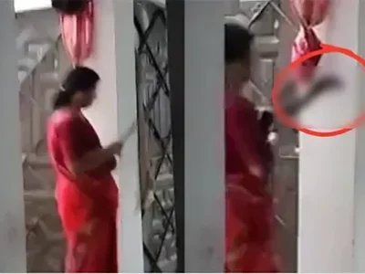 ফেনীতে করুণ ঘটনা! ৮০ বছর বয়সী মাকে কুপিয়ে হত্যা করলো মেয়ে