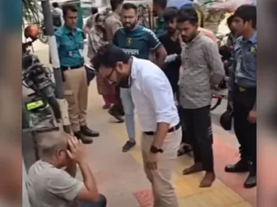 তরুণীকে শ্লীলতাহানি করায় বয়স্ক রাস্তায় মারধর, কান ধরে ওঠবস!