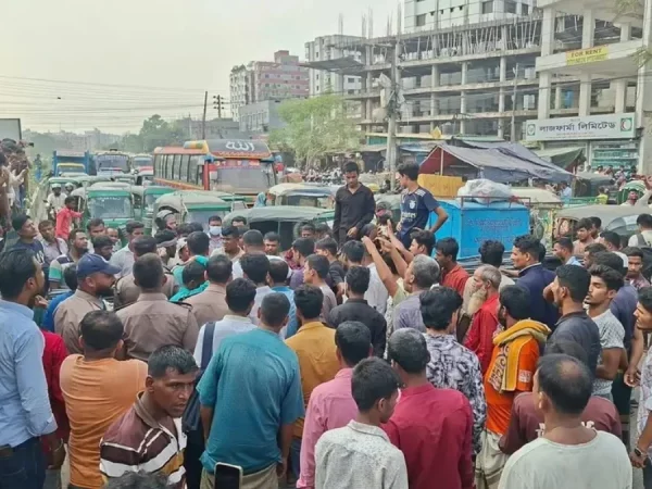 ‘তিন দিনের মধ্যে ঢাকায় অটোরিকশা বন্ধ’, সেতুমন্ত্রীর হুঁশিয়ারির প্রতিবাদে মোহাম্মদপুর চার রাস্তার মোড়ে অটোরিকশা চালকদের অবরোধ