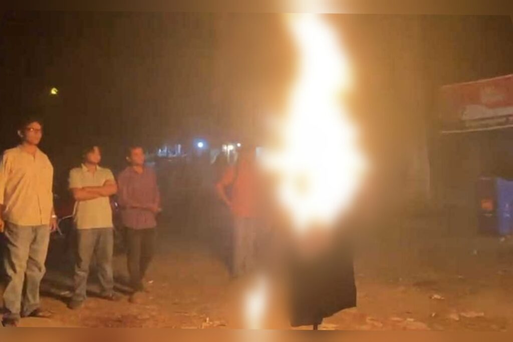 বীর মুক্তিযোদ্ধা মানিক পশারীর লাশ দাফনে বাধা জামাতের! জাবিতে রাজাকার সাঈদীর কুশপুত্তলিকা দাহ ​