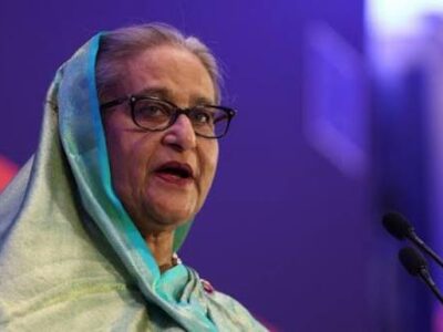বাড়ির সামনে বের হতেই ঘিরে ধরে ধারালো অস্ত্রের কোপ আওয়ামী লীগ নেতাকে, ‘ফখরুল আলম রতনের রক্ত বৃথা যেতে পারে না’: হুঁশিয়ারি শেখ হাসিনার
