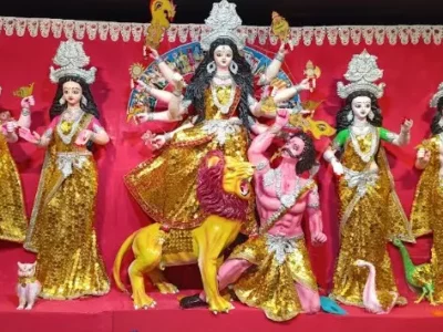 রাজশাহীর বাগমারায় ১০ হাজার গোল্ডেন কয়েন চকলেটে তৈরি হলো দুর্গাপ্রতিমা