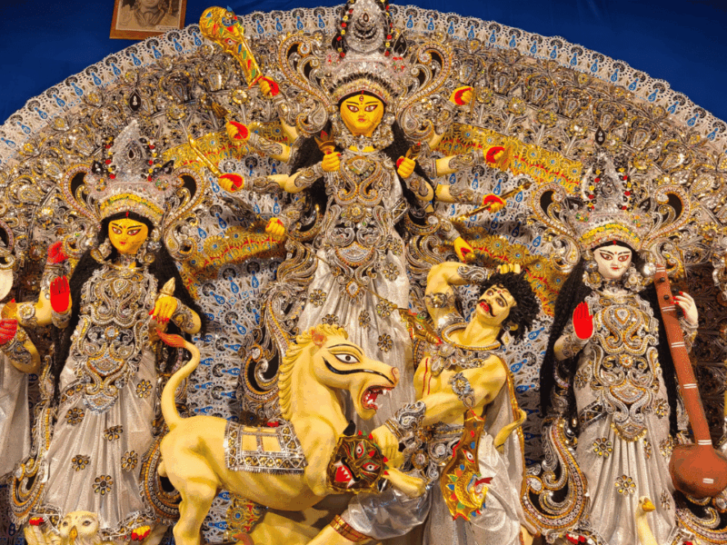 হাতেগোনা মাত্র কয়েকটা  দিন বাকি, দুর্গাপূজা ঘিরে প্রতিমা তৈরিতে ব্যস্ত কারিগরেরা- এবার ৫৬৩ মণ্ডপে দুর্গোৎসব