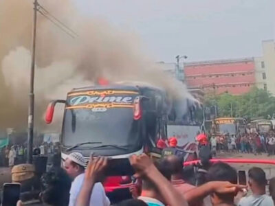 মহাখালীতে দাঁড়িয়ে থাকা এসি বাসে হঠাৎ আগুন!