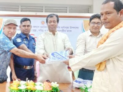 কালিয়ায় দুর্গাপূজা উপলক্ষে সনাতন ধর্মাবলম্বীদের মাঝে শাড়ি এবং ধূতি বিতরণ