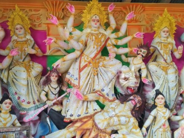 ৩৫ হাজার মুক্তোয় সপরিবারে সেজেছেন দুর্গা, সাতক্ষীরার প্রতিমা দেখতে ভক্তদের লাইন