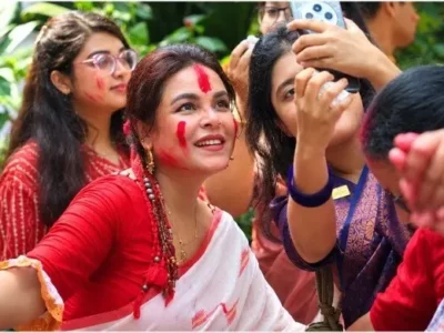 ঢাকেশ্বরী মন্দিরে বিজয়া দশমীতে সিঁদুর খেলায় মাতলেন অভিনেত্রী শাওন!