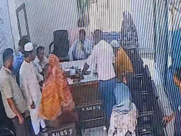 প্রধান শিক্ষকের কক্ষে স্কুলশিক্ষিকাকে থাপ্পড় মারলেন বিএনপি নেতা!